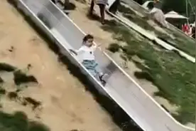 萌娃玩滑滑梯，脸先着地引网友热评，网友：手刹不好使，只能脸刹图片