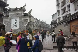 游湘西小镇：烟雨凤凰古城图片