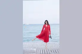 郑恺娶到宝了！红色裙装在苗苗身上，简直不要太美图片