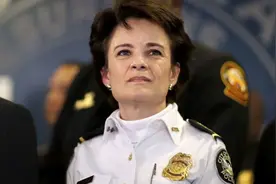又一黑人被枪杀！理由是他抢夺泰瑟枪并指向警察，泰瑟枪是什么？图片