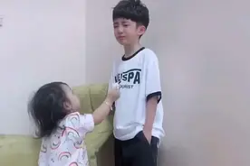 哥哥被妈妈批评哭，妹妹想给哥哥擦眼泪不够高，想的办法笑翻妈妈图片