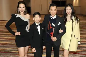 偶遇甄子丹夫妇逛街，男方被巨人般老婆拥在怀中，硬汉秒变小可爱图片