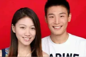 国足优质偶像！武磊儿女双全家庭美满，娇妻贤惠夫妇坐地铁出行图片