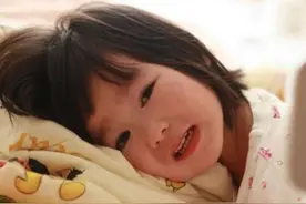 孩子挨揍后，总是哭着哭着就睡着了？原因让人心疼，父母别再犯了图片