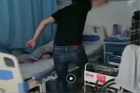 父亲偏瘫住院未翻身，被儿子用拖鞋猛抽屁股5次，警方：性质恶劣，拘留图片
