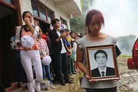 徐传红舍身救娘仨，政府补偿66万，葬礼女儿捧父亲遗像，千人送行图片