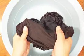 发白的黑衣服不要扔，用这种水泡一泡特别有用，和新买的一样黑视频封面