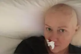 美国女星莎侬乳腺癌复发！头发全剃光鼻血流不停，确诊晚期仍乐观图片