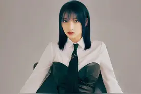 程潇的封面大片搭配衬衫与抹胸皮裙，干练帅气图片