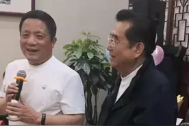 82岁李双江带梦鸽聚会，与妻合唱满脸通红，楼上楼下观众起立拍照图片
