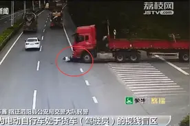 宿迁泗阳：电动车被卷入大货车 车主正确戴头盔“死里逃生”图片