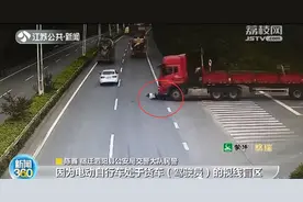 宿迁泗阳：电动车被卷入大货车 车主正确戴头盔“死里逃生”图片