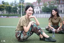 小说：梅梅拍了拍他的胸脯道，“姐的戏好的很，就怕你接不住。”图片