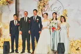 美腻！女排当红国手化身伴娘手捧鲜花，一袭淡蓝长裙气质尽显图片