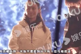 吉娜挺八月孕肚拍广告！穿紫色长裙素颜出镜，扎马尾少女感满满图片