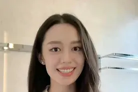吉娜化浓妆出镜，产后4月无脱发困扰，被指双颊凹陷胶原蛋白流失图片