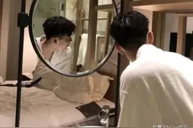 女生说：“我去洗澡啦”，笨蛋才回“嗯”，看看啥叫高情商回复图片