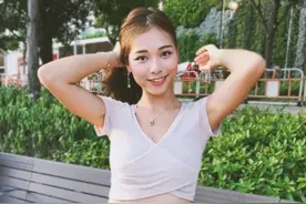 因前男友自杀被雪藏，港姐小花做瑜伽导师，秀好身材吸引学生报名图片