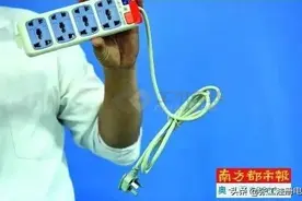 无保护门、假接地、内部升温快，家里的万能插座真是“定时炸弹”图片