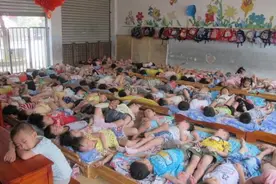 幼儿园老师给孩子换衣服时，录音笔不慎掉出，园长：退园吧图片