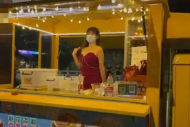 桂林这家凉粉店，因老板娘貌美火了整条街生意兴隆，男客人特别多图片