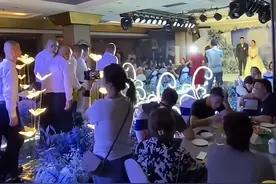 山西一女儿出嫁，瘫痪父亲让九个兄弟抬着他上台，网友：用心良苦图片