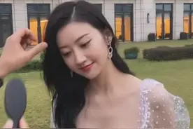 助理为景甜整理头发，低头那刻被摄像师抓拍到，粉丝：我心动了图片