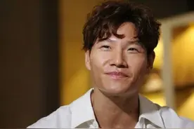 金钟国用腹肌当搓衣板洗衣服，能健身没老婆也行，这哥找媳妇难了图片