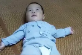 宝宝还没学会翻身，却连续掉下床2次，通过录像发现了“真相”图片