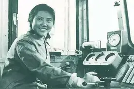 她是新中国第一位女火车司机，和主席握手时使劲，主席：脾气真大图片