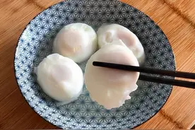 煮荷包蛋，切记不要直接下锅煮，教你正确做法，个个圆润不开花图片