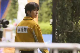 蔡徐坤跑男路透新造型，黄色工装服干练潇洒，1米8大长腿气场佳图片