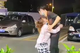 深圳：父母索要30万彩礼，女子下跪乞求男友别走，男子挥泪离开图片