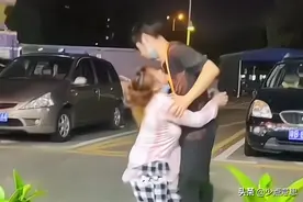 深圳：父母索要30万彩礼，女子下跪乞求男友别走，男子挥泪离开图片