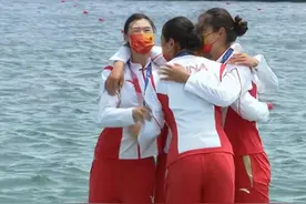 高修养！戴上金牌后，4位姑娘拥抱，因为工作人员，1秒后立即中断图片