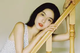 不会摆拍看过来，7个拍照姿势模板，助你拍出自然好看的美女人像图片