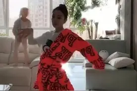 李小璐穿睡衣跳佤族舞有韵味，意外曝光超豪华房子，甜馨抢镜成功图片