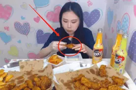 网红大胃王直播吃“鸡腿”，刚吃就穿帮了，网友：这样我也能吃图片