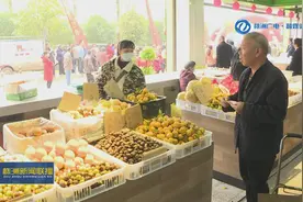 我为群众办实事 农贸市场改造升级：流动菜贩入市 群众购物舒心图片