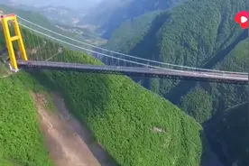 修建四渡河大桥，连火箭都用上了，基建狂魔果然不是浪得虚名图片