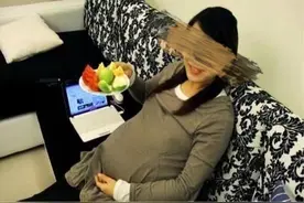 孕妈一直把水果当饭吃，10月后宝宝出生，小护士看得心头一紧图片