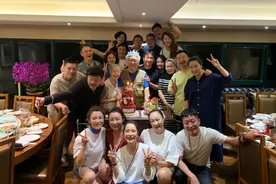 黄磊为恩师庆八十大寿，学生黄海波惊喜现身，合影站最边缘显低调图片