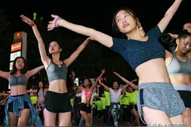 高校女生夜晚在男寝楼下“跳舞”，舞姿卓越，男生：这谁顶得住？图片