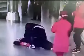 “她能理解！”因救路人年轻医生接女友迟到一小时图片