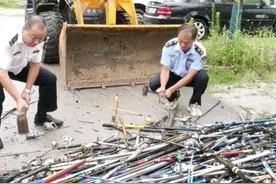 湖北十堰集中销毁违规鱼竿400多支，用推土机压，厂家笑了？图片