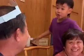 河北一孙子给爷爷庆生，唱歌飞爷爷一脸唾沫星子，引全家人大笑图片