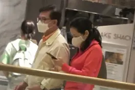 霍启刚母亲朱玲玲被偶遇，挽现任老公逛街，对方啤酒肚明显差距大图片