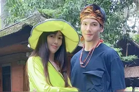 “葵花夫妇”私照曝光，郭碧婷腰间绑衣服，依偎着老公显甜蜜图片