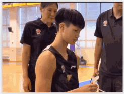 广东潜力小将体测神操作引体测官大笑，杜锋看见又得"骂人"了。图片