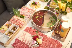 这家开在花店里的牛肉火锅，鲜切牛肉+久熬骨汤，一口就沦陷图片